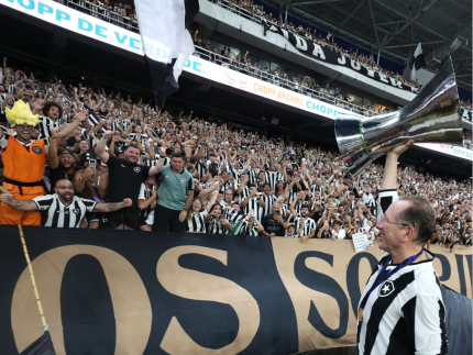 foto-John-Textor-Botafogo-campeao-brasileiro-galeria-430x323