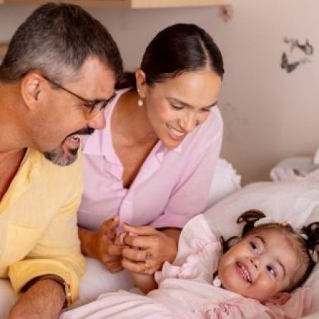 Juliano Cazarré se emociona ao relembrar trajetória médica da filha: “Fé nos sustentou”