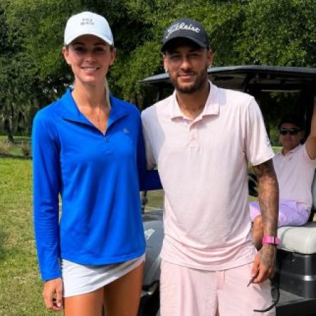 Após derrota na Copa, Neymar Jr. troca futebol por golfe e posa com fãs nos EUA