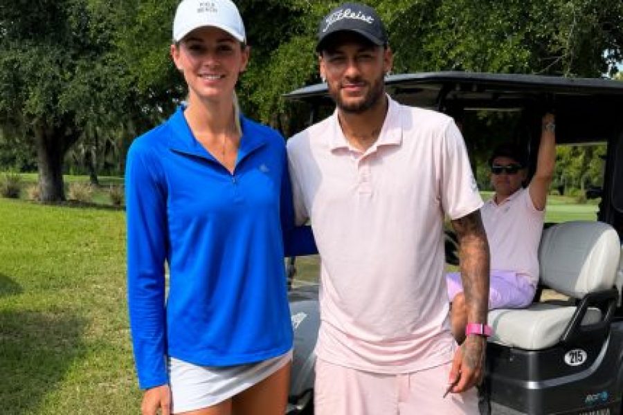 Apos-derrota-na-Copa-Neymar-Jr.-troca-futebol-por-golfe-e-posa-com-fas-nos-EUA-430x322.jpg