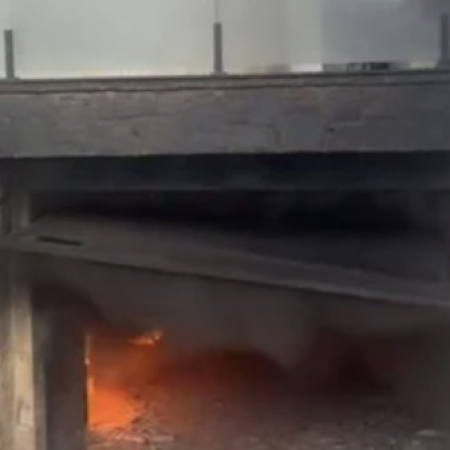 Casa dos pais de MC Gui pega fogo, deixa carros destruídos e causa tensão em São Paulo