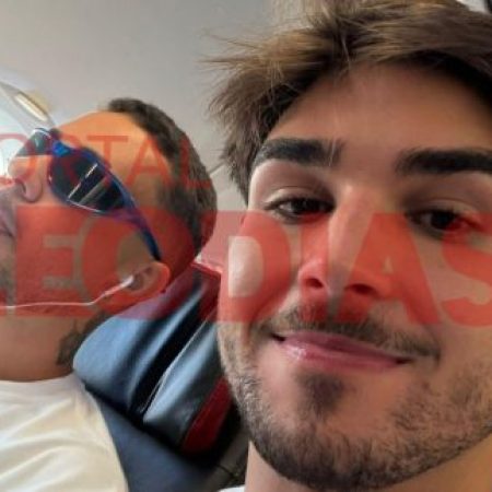 Novo amor para 2026? Carlinhos aparece em avião rumo a Trancoso com Lucas Lobato