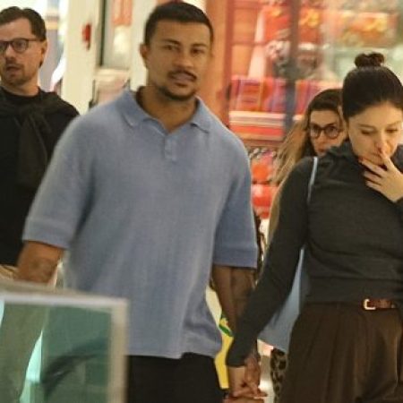 Cheirinho de volta: Sophie Charlotte e Xamã são vistos de mãos dadas em shopping
