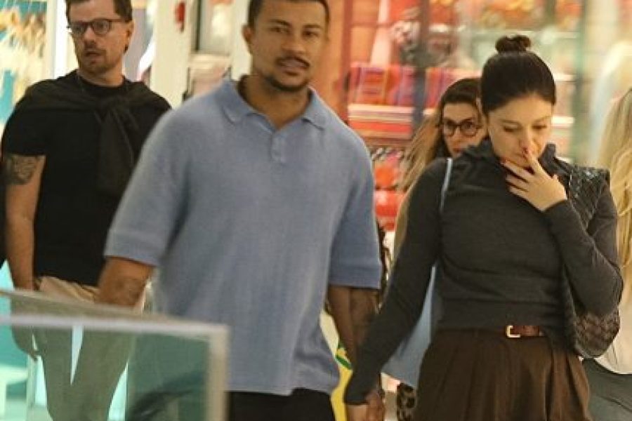 Cheirinho-de-volta_-Sophie-Charlotte-e-Xama-sao-vistos-de-maos-dadas-em-shopping-430x323.jpg