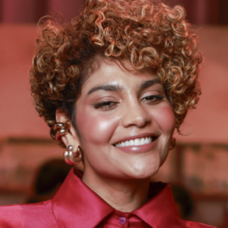 Lena reaparece em “Três Graças” após sumiço e mente para Joélly