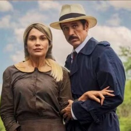Ernesto e Sandra aplicam golpe, ficam milionários e se casam em em “Êta Mundo Melhor!”