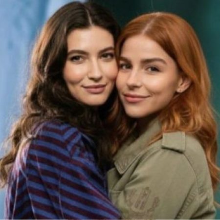 Arminda flagra beijo, descobre namoro secreto e corre para contar tudo a Ferette em “Três Graças”