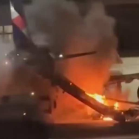 Esteira de bagagem pega fogo e avião é evacuado no aeroporto de Guarulhos