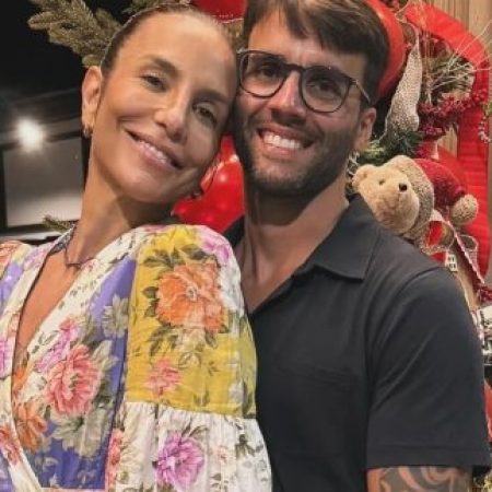 Ivete Sangalo é vista em passeio com o ex-marido, Daniel Cady, e as filhas na Bahia