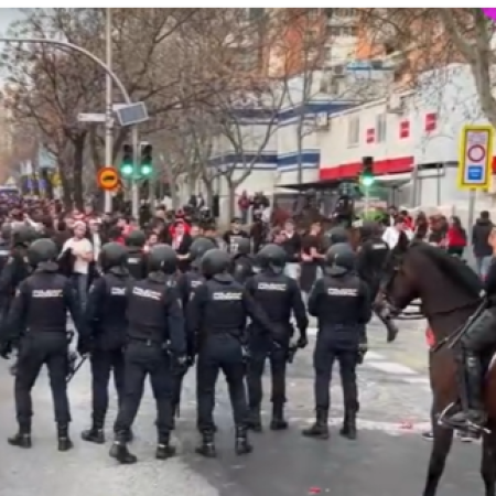Torcedores do Benfica confrontam policiais antes de jogo contra o Real Madrid na Champions
