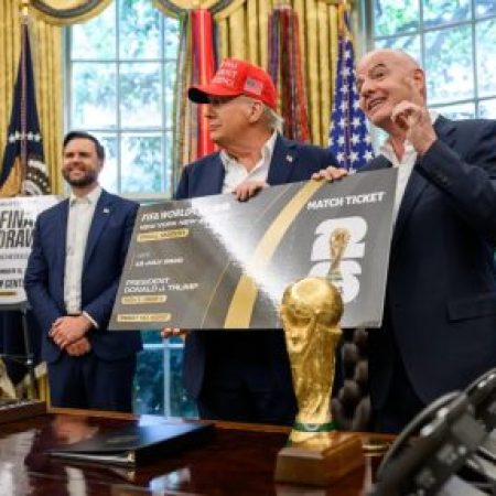 Trump liga para presidente da Fifa após expulsão de atacante dos EUA, e cartão vermelho é revogado