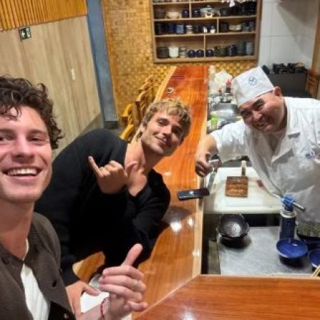“Cunhados”: Shawn Mendes e João Lucas aproveitam restaurante japonês em SP
