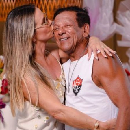 Carla Perez abre álbum de família e homenageia o pai no aniversário: “Meu alicerce”