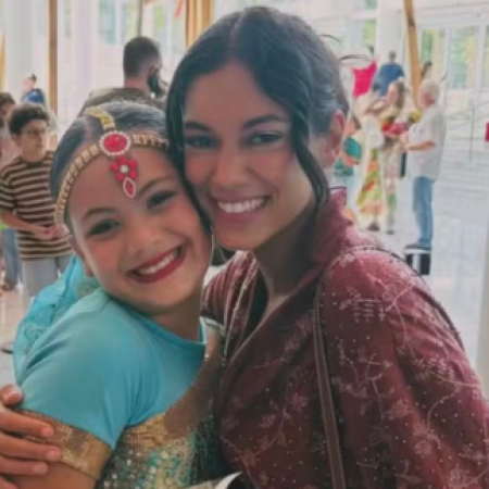 Boadrasta? Alane Dias leva flores e acompanha apresentação de balé da filha de Francisco Gil