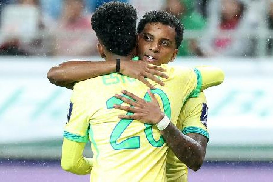 estevao-e-rodrygo-se-abracam-apos-gol-do-brasil-sobre-a-coreia-do-sul-em-amistoso-1760098948057_v2_6.jpeg