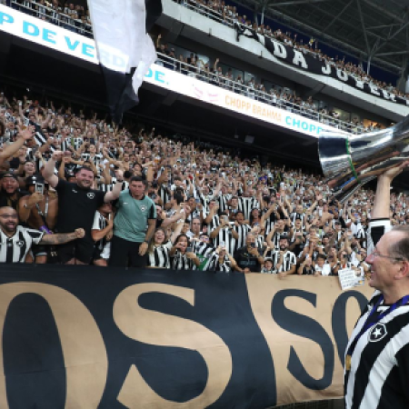 Torcida do Botafogo convoca protesto contra John Textor no Nilton Santos