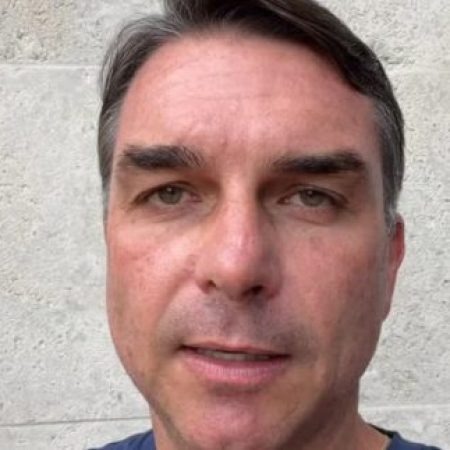 Após perder eleição, Flávio Bolsonaro é intimado por Moraes a entregar passaportes