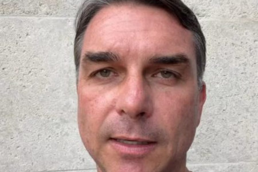 foto-apos-perder-eleicao-flavio-bolsonaro-e-intimado-por-moraes-a-entregar-passaportes-430x323.jpg