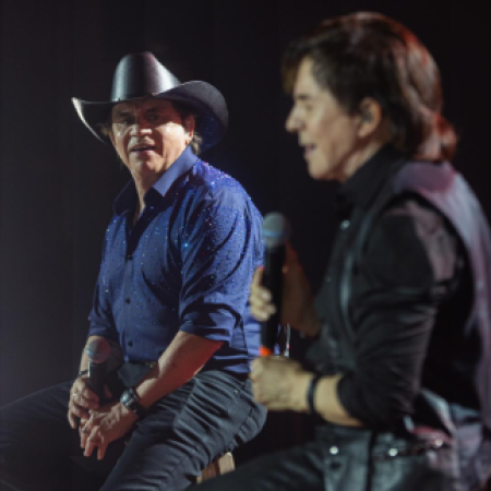 Em 1º show após morte do irmão, Chitãozinho e Xororó desabafam: “Está no céu”