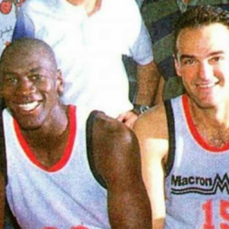 Mesmo sem jogar na NBA, Oscar Schmidt enfrentou Michael Jordan duas vezes. Relembre!