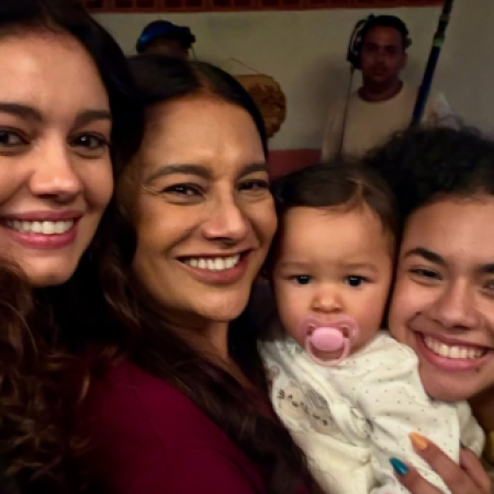 Dira Paes encanta com fotos dos bastidores de novela: “As 4 Graças enfim juntas”