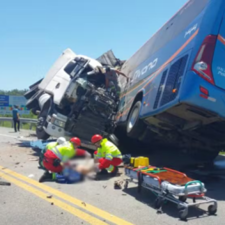 Onze pessoas morrem em acidente envolvendo caminhão e ônibus no RS
