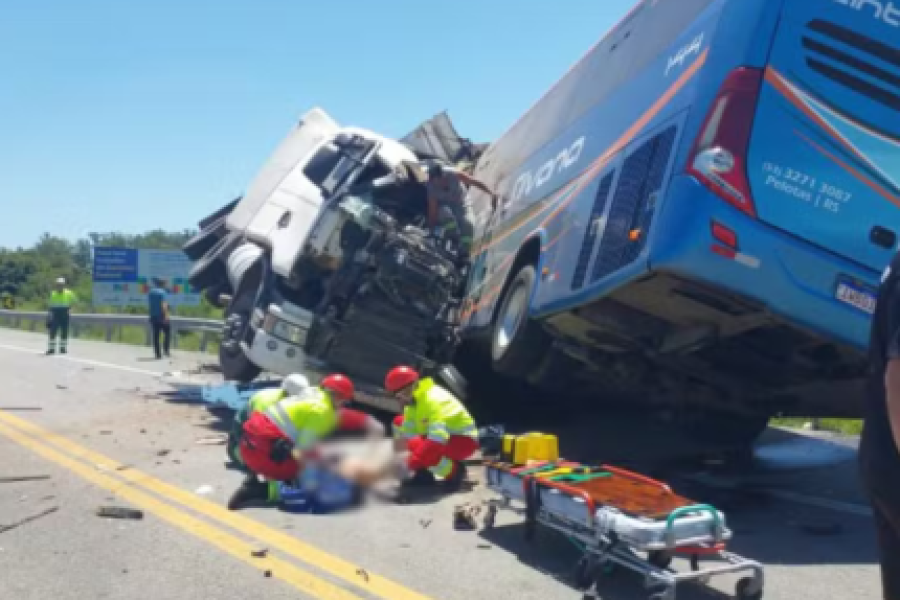 foto-onze-pessoas-morrem-em-acidente-envolvendo-caminhao-e-onibus-no-rs-2-430x323.png