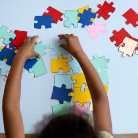 Dia da Conscientização do Autismo: especialista alerta sobre desafio da adolescência no espectro