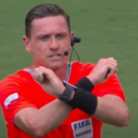 Caso Vini Jr.: Relembre quando o protocolo antirracista interrompeu jogos na Europa