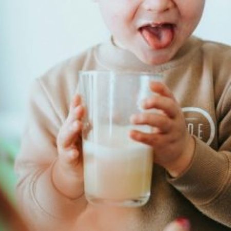 Suplementação infantil: o que a ciência diz sobre whey e creatina para crianças
