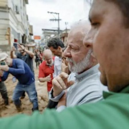 Presidente Lula é vaiado ao chegar em áreas afetadas pelas chuvas em Minas Gerais