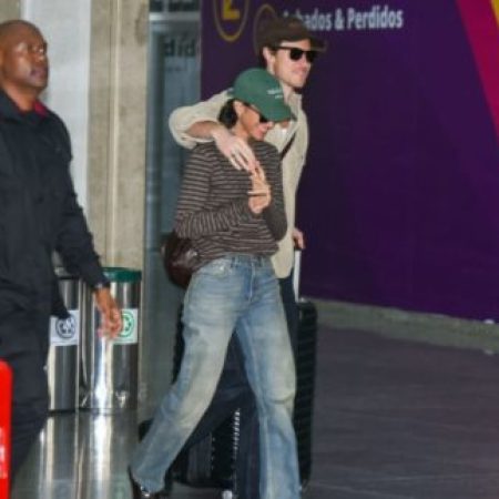 Clima de romance! Bruna Marquezine e Shawn Mendes são flagrados em aeroporto do Rio