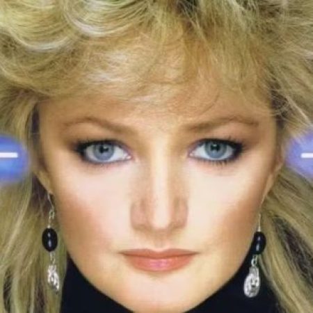 Cantora britânica Bonnie Tyler entra em coma induzido após cirurgia de emergência