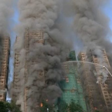 Incêndio em complexo de arranha-céus assusta Hong Kong; 4 mortos confirmados